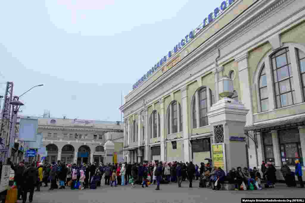 Людей на вокзалі менше, ніж у перші дні масштабної війни. Одеса, 7 березня 2022 року