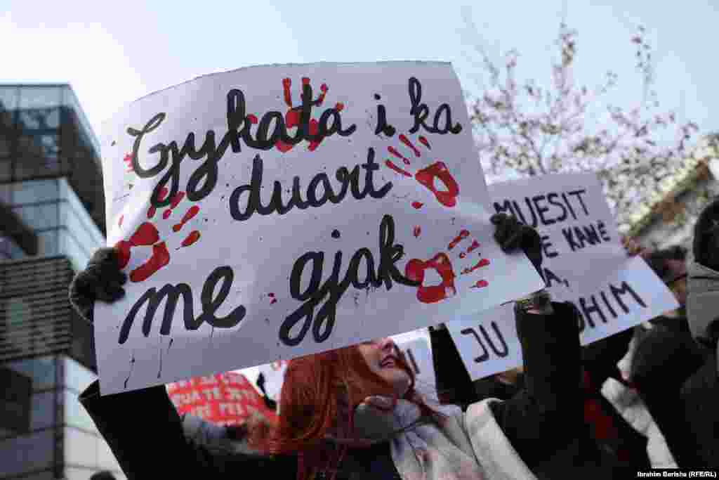 Protestuesit fajësuan sistemin e drejtësisë për neglizhim të rasteve gjyqësore, ku viktima janë gratë.&nbsp;