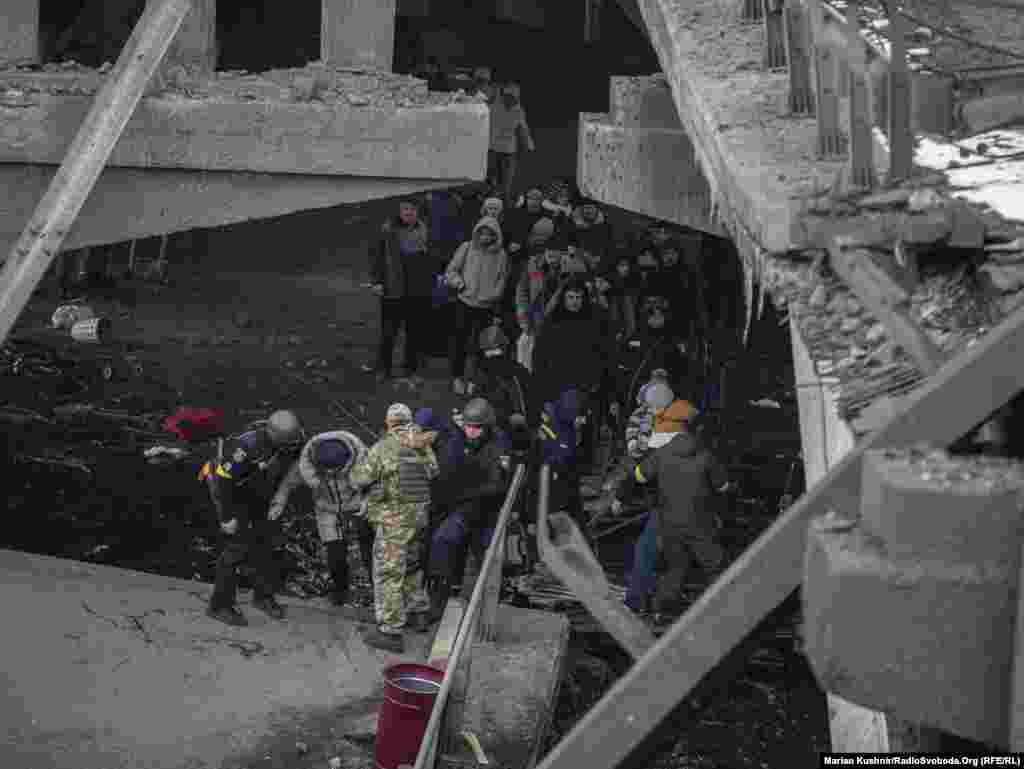 Evacuarea localnicilor din Iprin, regiunea Kievului, este una anevoioasă, întrucât podul aflat pe ruta de evacuare s-a prăbușit în urma bombardamentelor.