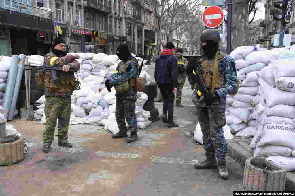 Центарот на Одеса изгледаше како тврдина со вреќи со песок на 5 март, додека украинските војници и жителите се подготвуваа да одбијат потенцијален напад на руските копнени сили што никогаш не се случи. (Михајло Штекел, РСЕ)