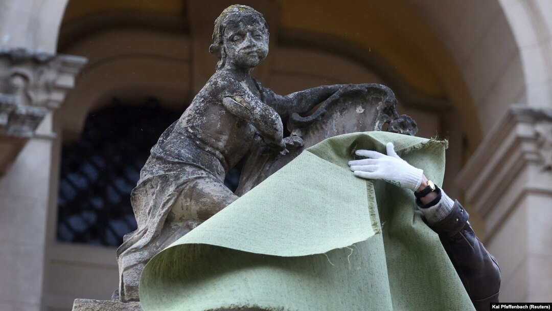 Pe 9 martie, la Lvov, voluntarii încearcau să protejeze statuile din jurul Catedralei Sf. Gheorghe.