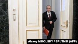 پوتین در حال ورود به محل برگزاری نشست ویدئویی شورای امنیت ملی روسیه در روز ۲۵ فوریه