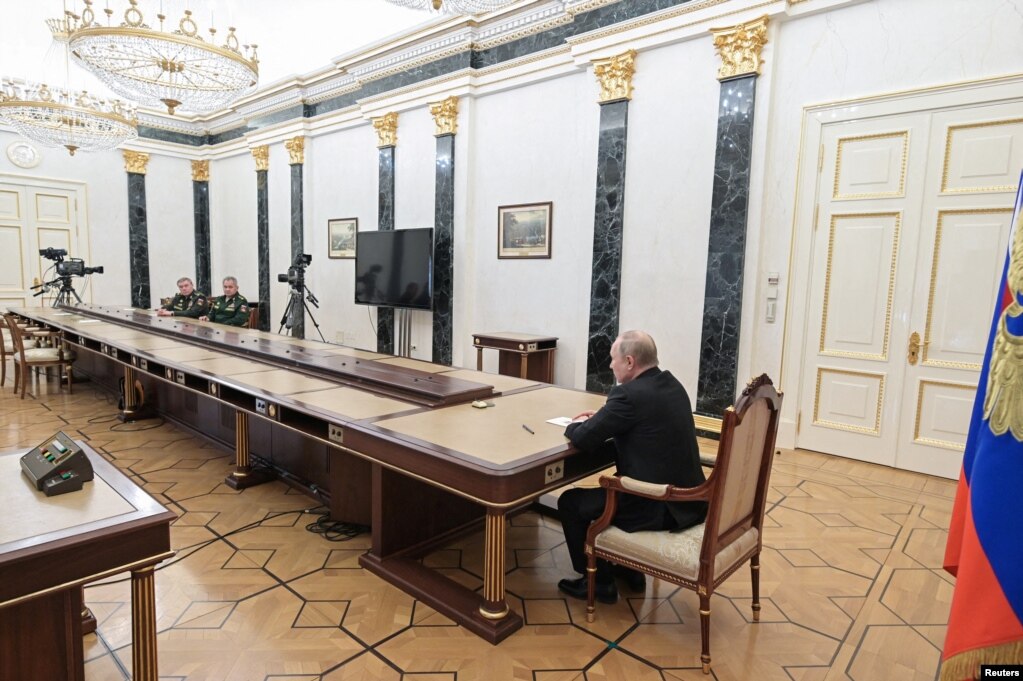 Presidenti rus, Vladimir Putin në takim me ministrin e Jashtë rus, Sergei Shoigu dhe Valery Gerasimov, shef i Shtabit të Përgjithshëm të forcave të armatosura ruse. 27 shkurt 2022.