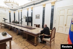 Президент Путін зустрічається з міністром оборони та начальником генштабу 27 лютого 2022 року. Військові керівники сиділи на помітній відстані від очільника Кремля.