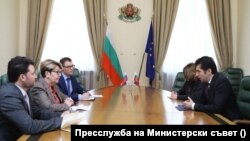Неприятный разговор: премьер-министр Болгарии Кирил Петков (справа) и посол РФ в Софии Элеонора Митрофанова