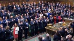 Poslanici i poslanice u britanskom paralmentu aplaudiraju predsedniku Ukrajine pre video obraćanja, 8. mart 2022.