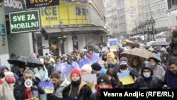 Noseći antiratne transparente učesnici skupa su pozvali na hitnu obustavu ruske invazije na Ukrajinu, 6. mart 2022.