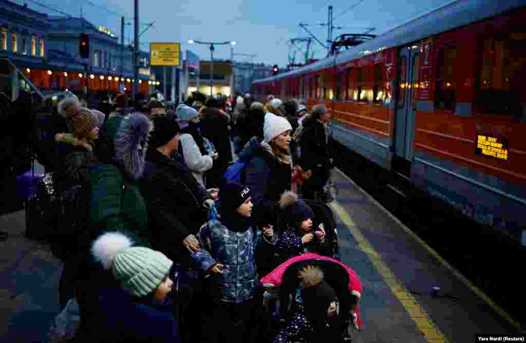 Qytetarët e larguar nga Ukraina qëndrojnë në një stacion treni në Przemysl, Poloni, 4 mars 2022.