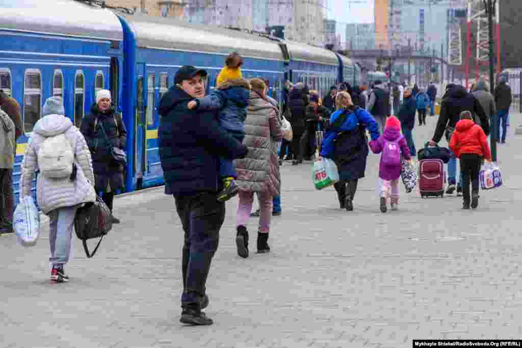 Останні хвилини перед відправленням &ndash; пасажирам із дітьми доводиться бігти в самісінький початок потягу, де ще залишились місця.&nbsp;Одеса, 7 березня 2022 року