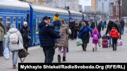شماری از اوکراینی‌ها حین انتظار برای تخلیه از شهر اودیسه اوکراین