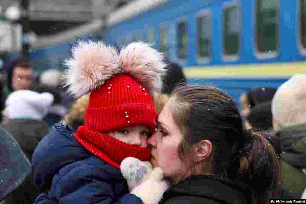 Fotografi e realizuar në stacionin e tretnit në Lviv të Ukrainës më 5 mars. Qytetarët po ikin drejt Polonisë pas shpërthimit të luftës në Ukrainë.&nbsp;