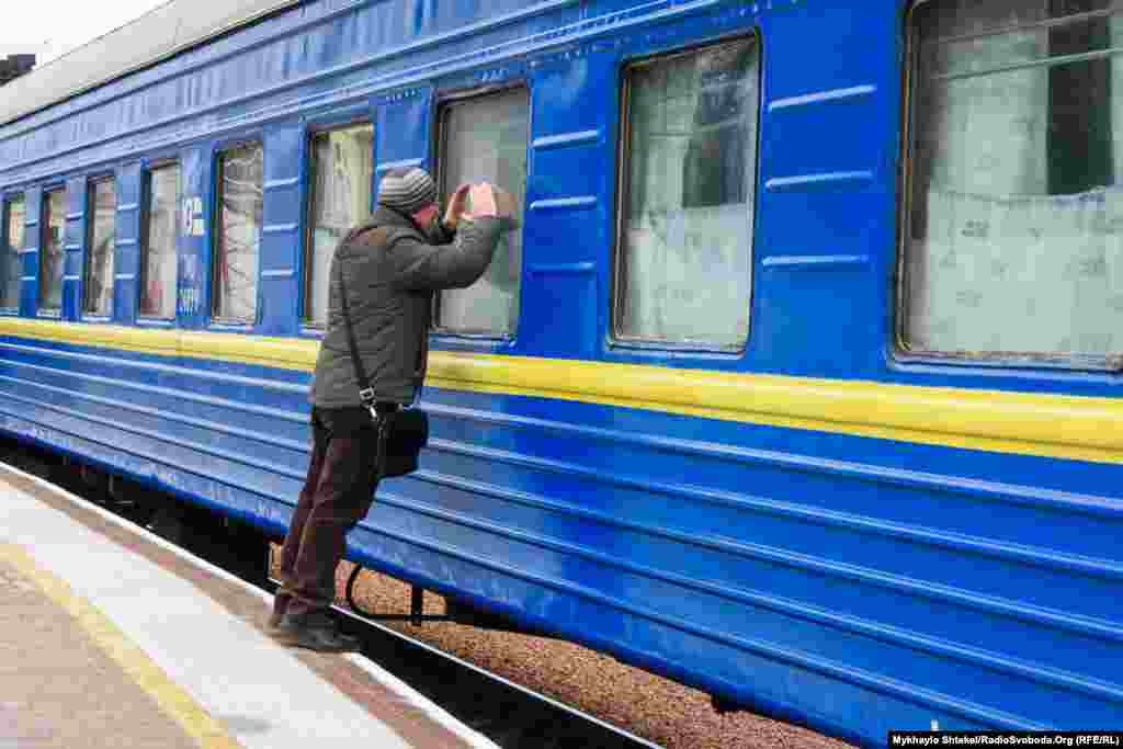 Тому вони прощаються зі своїми коханими та близькими через вікно.&nbsp;Одеса, 7 березня 2022 року