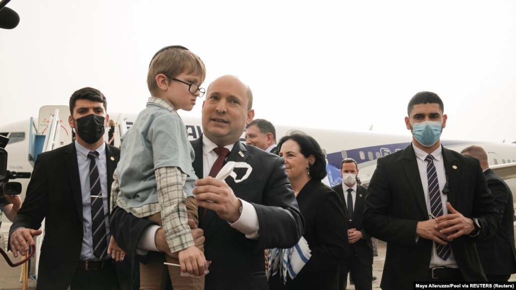 استقبال نخست وزیر سابق اسرائیل از تعدادی از کودکان بی‌سرپرست اوکراینی در آغاز جنگ