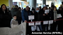 Армяне встречают россиян в аэропорту Звартноц, 4 марта 2022 года
