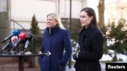 Finlandiyanın və İsveçin baş nazirləri Sanna Marin (sağda) və Maqdalena Anderson