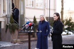 Прем’єр-міністри Фінляндії Санна Марін (праворуч) та Швеції Маґдалена Андерссон в Гельсінки під час візиту очільниці шведського уряду до Фінляндії. Обидві країни незабаром можуть стаи членами НАТО. Гельсінки, березень 2022 року