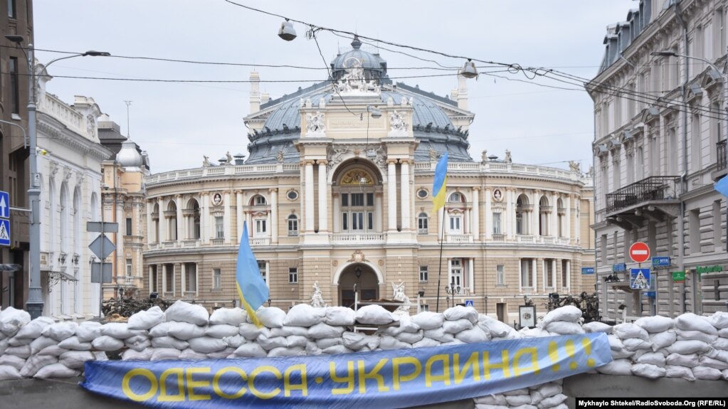 Комендантська година триватиме з 22:00 8 травня до 05:00 10 травня.
