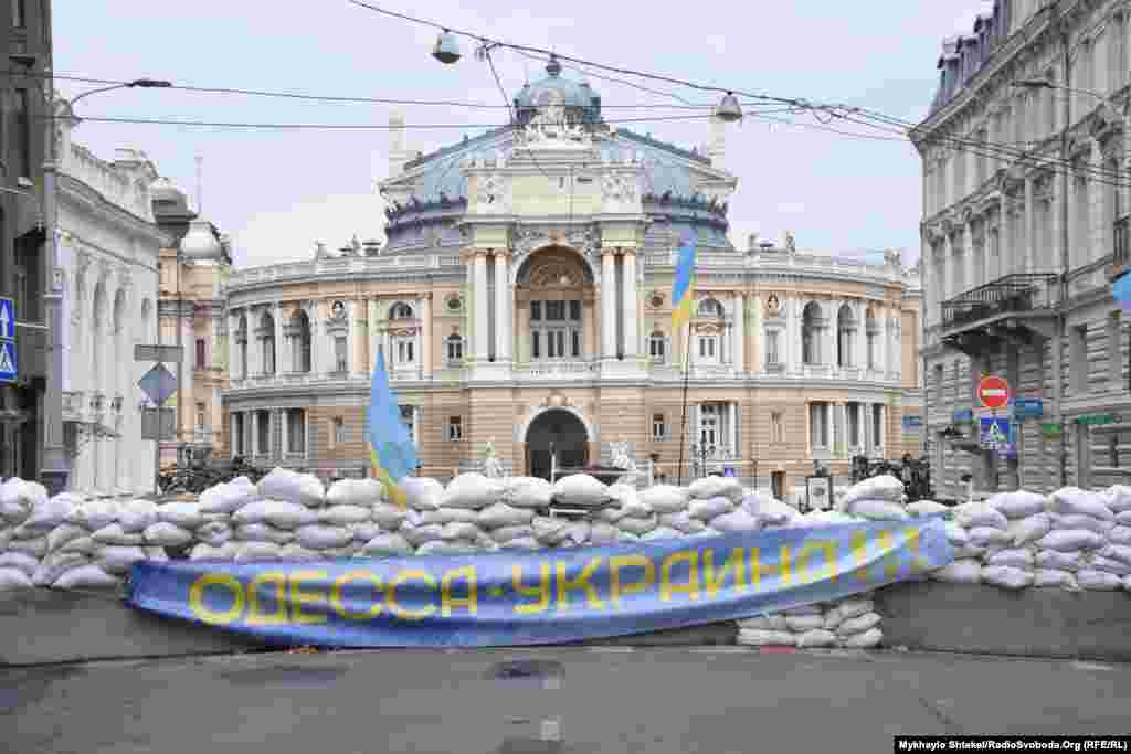 Teatri Kombëtar Akademik i Operas dhe Baletit. Historianët rikujtojnë se hera e fundit që dukej kështu ishte në vitin 1941, kur Odesa u rrethua nga nazistët.