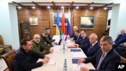 Delegacionet e Ukrainës dhe Rusisë gjatë një takimi të tyre në Bjellorusi. 
