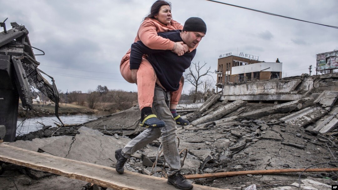 Mii de oameni din Ucraina au încercat în ultimele zile să scape din Irpin, un oraș la 25 de kilometri de Kiev. Singurul drum disponibil pentru evacuarea civililor a fost bombardat de forțele Rusiei în 6 martie, în timp ce localnicii părăseau orașul.
