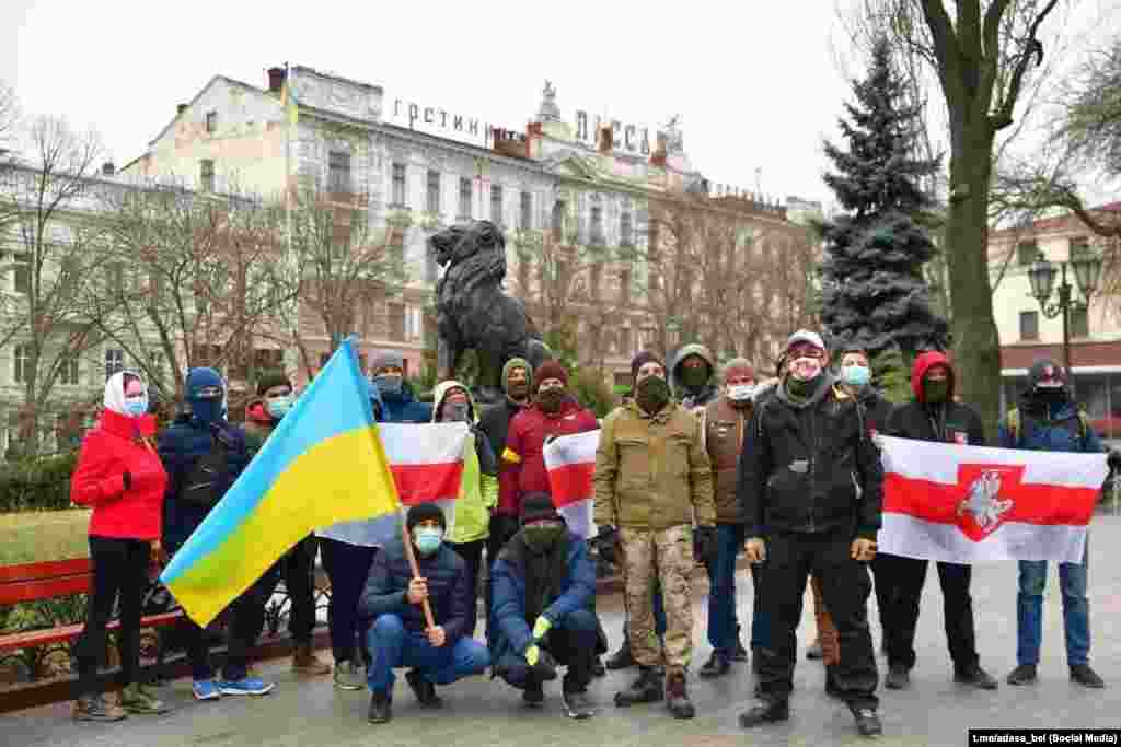 Mai mulți voluntari din Belarus s-au alăturat armatei ucrainene pentru a lupta împotriva invadatorilor ruși. Fotografie realizată la Odessa, în Ucraina. Dată nespecificată.