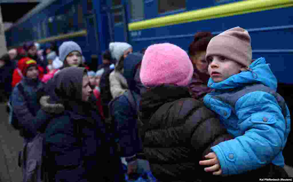A gyerekek türelmesen vártak a lvivi pályaudvar peronján, az idősebbek vigyáztak a fiatalokra, miközben a nevelők megszámolták őket