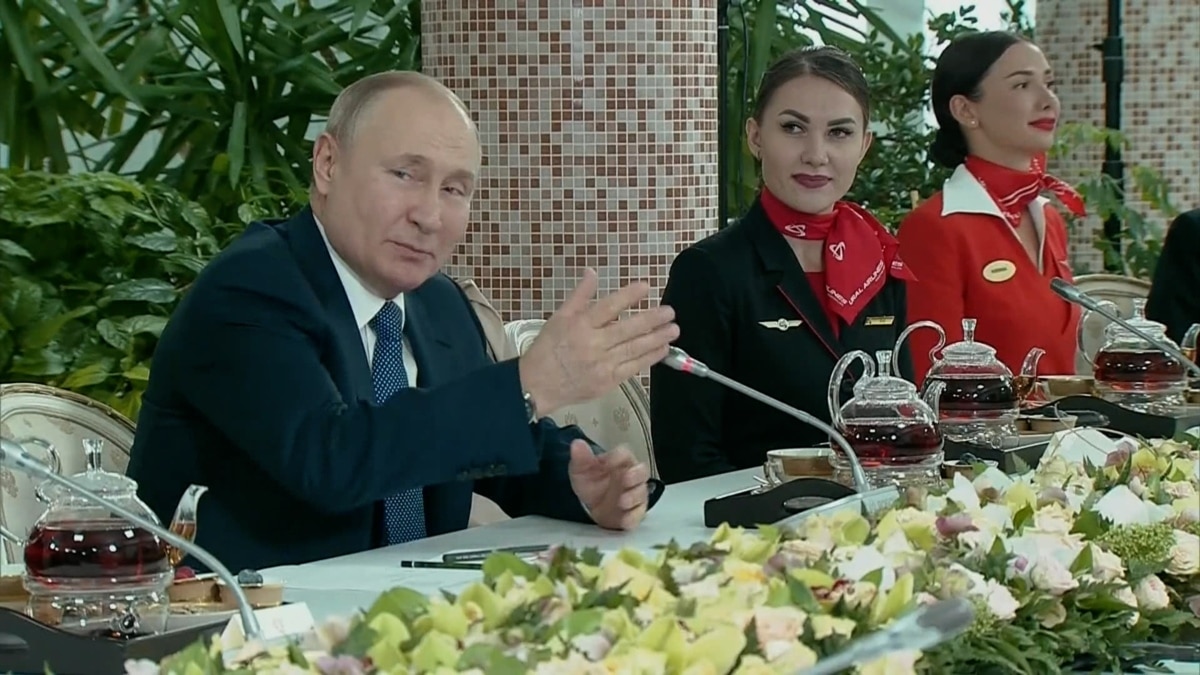 Путин на встрече со стюардессами