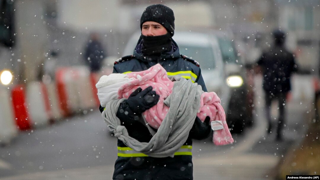 Taberele mobile instalate lângă punctele de frontieră nu au dușuri, iar toaletele ecologice au fost aduse din alte zone. În interior, temperatura decentă este menținută cu ajutorul aerotermelor. Imagine generică dintr-un punct de frontieră
