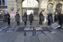Okupljeni aktivisti "Žena u crnom" su nosili poruke "Dajte šamsu miru"...