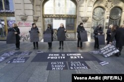 Okupljeni aktivisti "Žena u crnom" su nosili poruke "Stop ratu u Ukrajini", "Solidarnost sa mirovnim pokretima u Rusiji i Ukrajini", "Dajte šansu miru", Beograd, 5. marta 2022