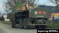 Этот военный бензовоз сломался в селе Табачное Бахчисарайского района аннексированного Крыма, иллюстративное фото