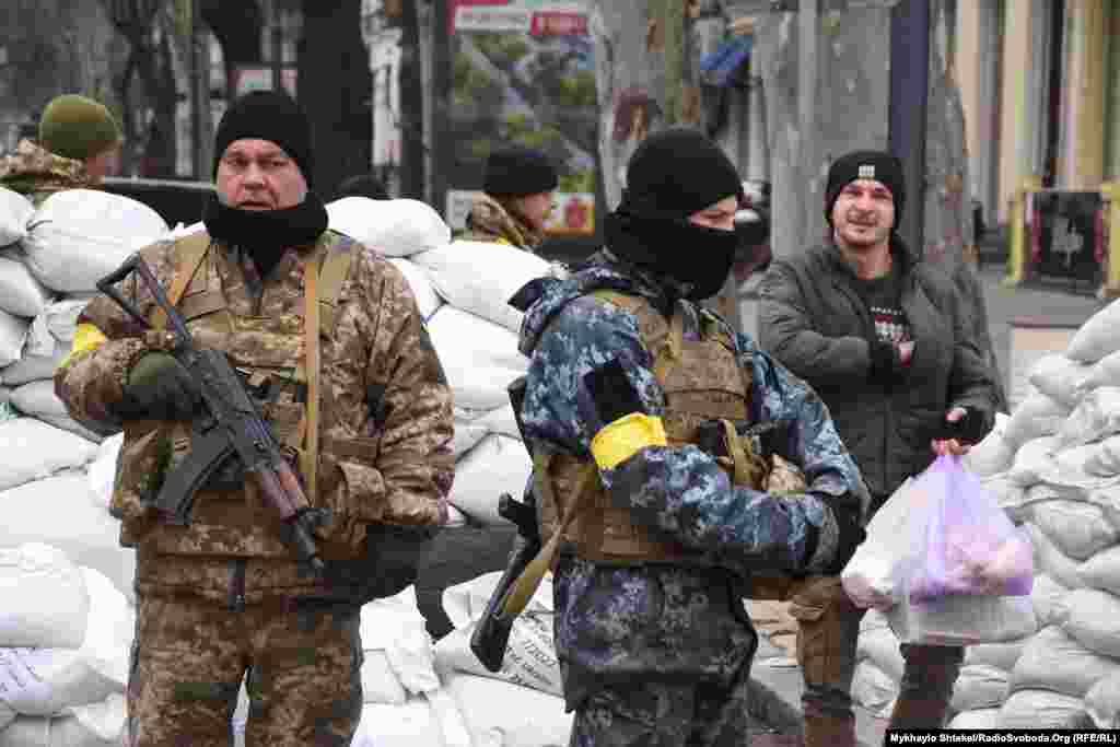 Пропускаючи до укріплених районів у людей перевіряють документи.&nbsp;Одеса, 5 березня 2022 року