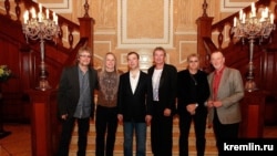 Ձախից աջ՝ ստեղնահար Դոն Էյրին, կիթառահար Սթիվ Մորսը, Ռուսաստանի նախագահ Դմիտրի Մեդվեդևը, երգիչ Իեն Գիլանը, հարվածող Իեն Փեյսը և բաս-կիթառահար Ռոջեր Գլովերը, արխիվ, Մոսկվա, 23 մարտի, 2011թ.