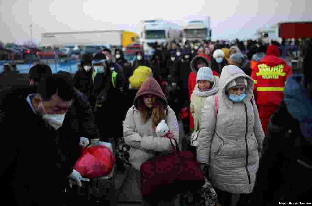 Njerëzit mbërrijnë me traget në pikën kufitare Isaccea-Orlivka, në Rumani më 5 mars, pasi u larguan nga lufta në Ukrainë.&nbsp;