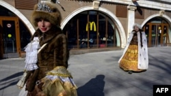 Companii occidentale precum McDonald's, Coca Cola și Starbucks au cedat presiunii publice și au suspendat operațiunile în Rusia, alăturându-se corporațiilor indignate de invazia Rusiei în Ucraina. Moscova, 9 martie 2022.