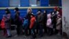 Дзеці з прытулку ў Запароскай вобласьці чакаюць аўтобуса для эвакуацыі ў Польшчу. Львоў, 5 лютага