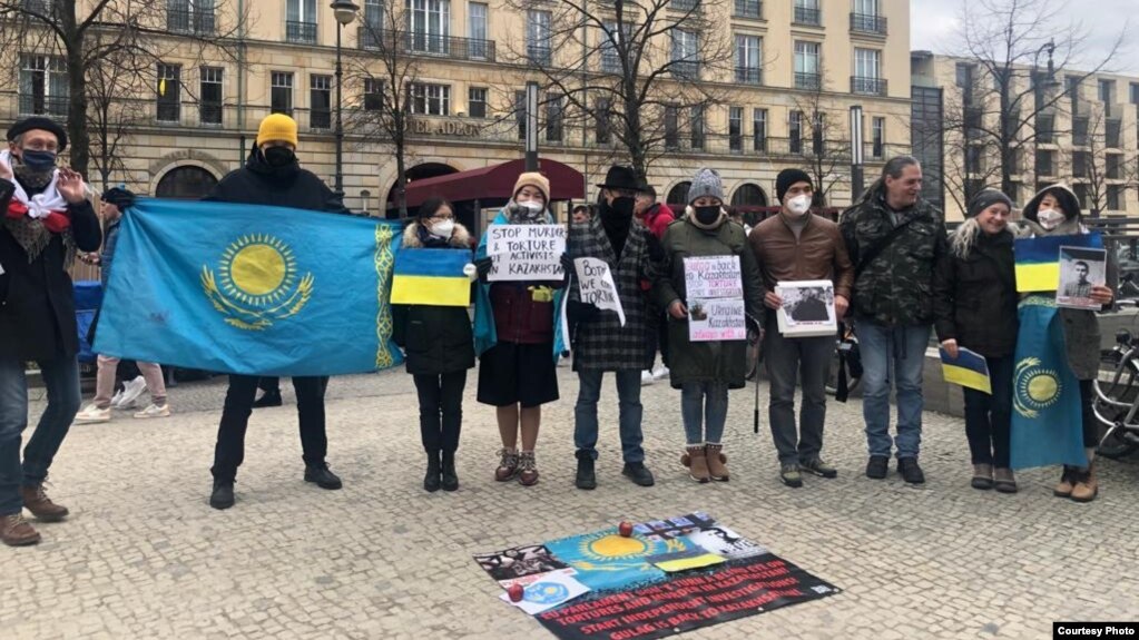 Митинг в Берлине с флагами Казахстана и Украины. 6 марта 2022 года