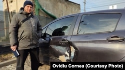 Jenya (Eugen), tată a patru copii și soți a ajuns în România sîmbătă noapte. Mașina, avariată încă din Ucraina, va fi reparată la Cluj.