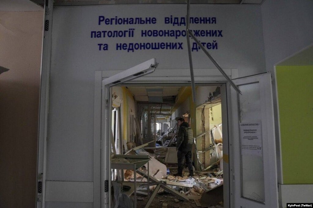 Fotografi që shfaq dëmet e shkaktuara nga sulmi rus ndaj spitalit të Mariupolit, më 9 mars.