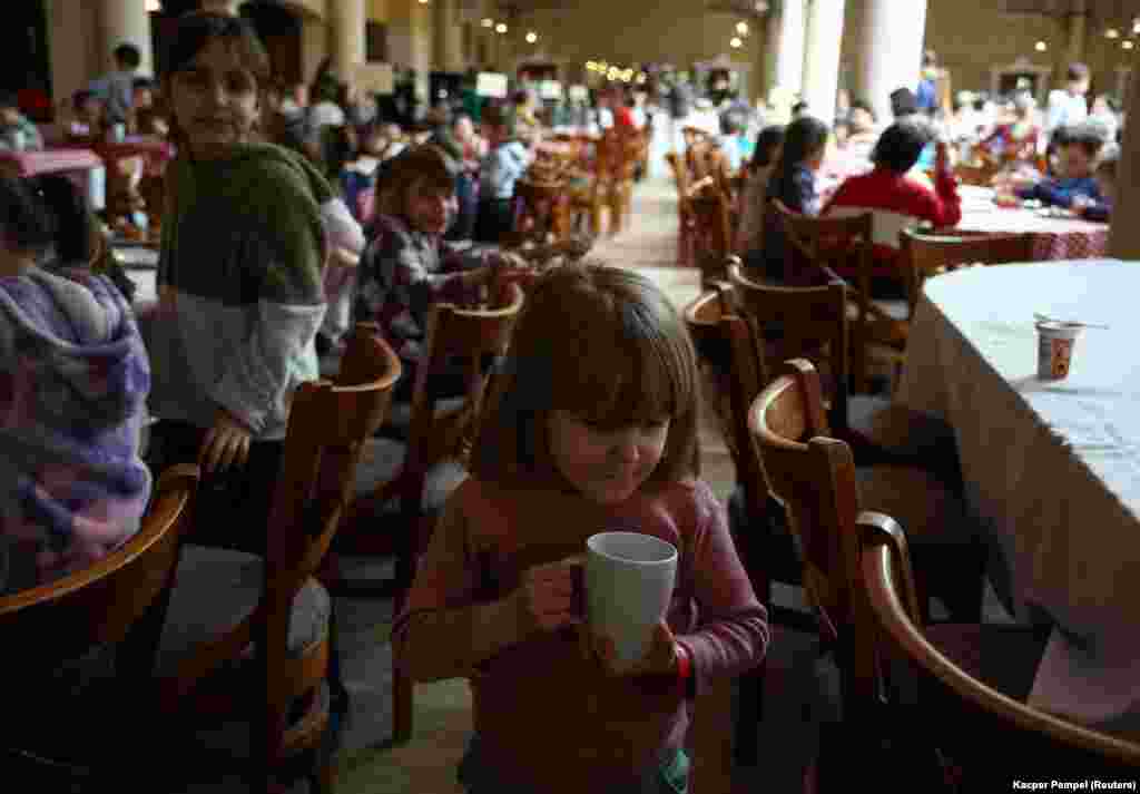 Gyerekek reggeliznek a szállodában. Egyelőre senki sem tudja, meddig maradnak Lengyelországban
