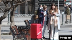 Armenia - Russian travellers read news on their mobile phones, Yerevan, March 7, 2022.