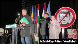 Ellenzéki tüntetés Budapesten 2022. március 6-án az állami propaganda Putyin-pártisága és háborús uszítása ellen, illetve hogy ellenzéki politikusok is megszólalhassanak a közmédiában