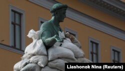 Homokzsákokkal védik a városalapító Richelieu bíboros szobrát az orosz invázióval szemben Odesszában, Ukrajnában 2022. március 9-én
