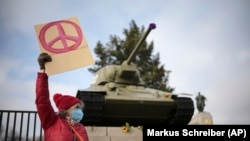 Все чаще звучат требования убрать российские танки из Берлина - с советского мемориала