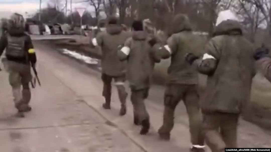 Жалаңаш гей корей жігіті ұйықтап жатқан адамның алдында Опаганма стилінде билеп жатыр.