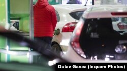 Un bărbat alimentează o mașină la benzinărie, în ziua în care s-a instalat isteria că prețul benzinei și motorinei ar putea depăși 10 lei pe litru, București, 9 martie 2022.
