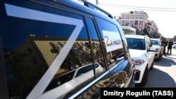 Автомобиль с наклеенной на стекле буквой Z, которая является одним из символов российской агрессии против Украины