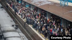 Залізничний вокзал Києва у березні 2022-го. Кияни евакуюються 