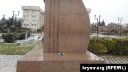 Цветы у памятника Тарасу Шевченко в память о погибших во время российского вторжения в Украину, Севастополь 8 марта 2022 года 