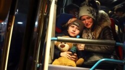 Украинадан Еуропаға кетіп бара жатқан әйел мен бала. 5 наурыз 2022 жыл. 